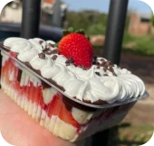 Sobremesa Camadas da Felicidade, com morango, creme, chocolate e chantilly caseiro